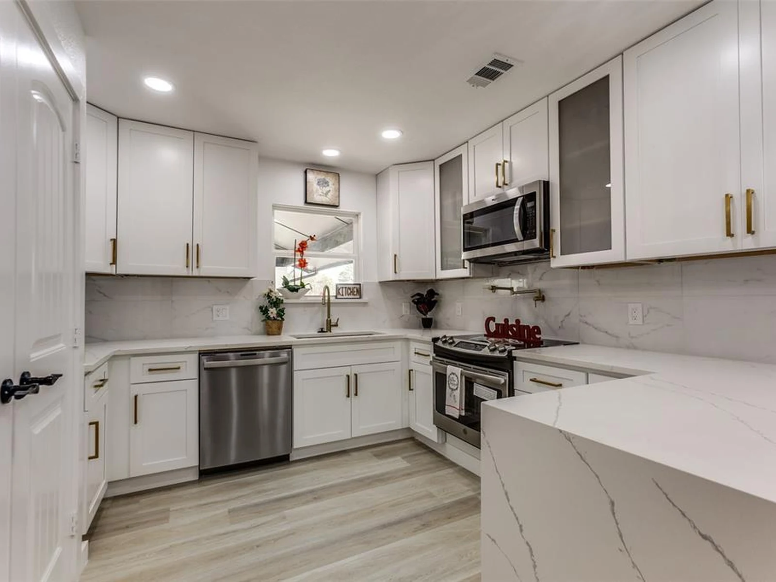 White shaker kitchen cabinetry
